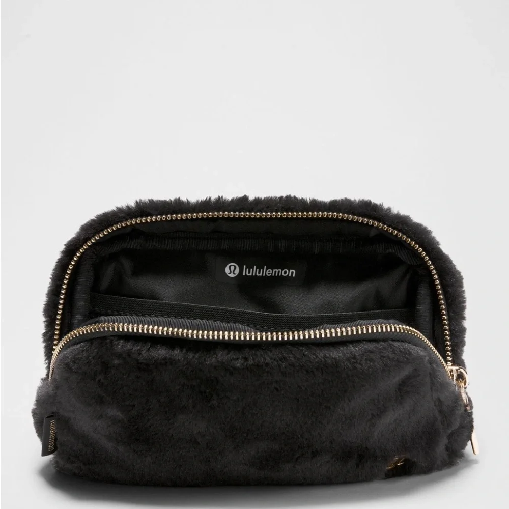 NWT Lululemon Plush Fleece Everywhere Belt Bag 1L in Black and Gold - Picture 9 of 13